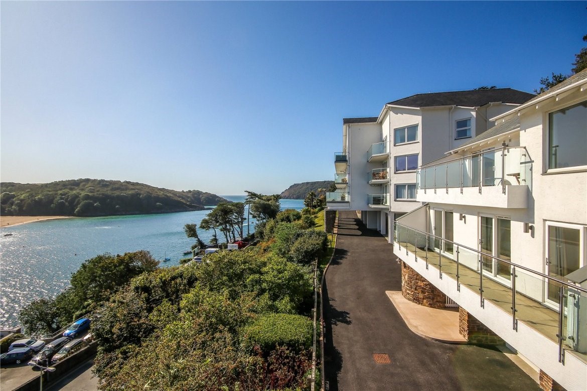1 Beacon Court is a luxury four-bedroom holiday home in the popular seaside town of Salcombe
